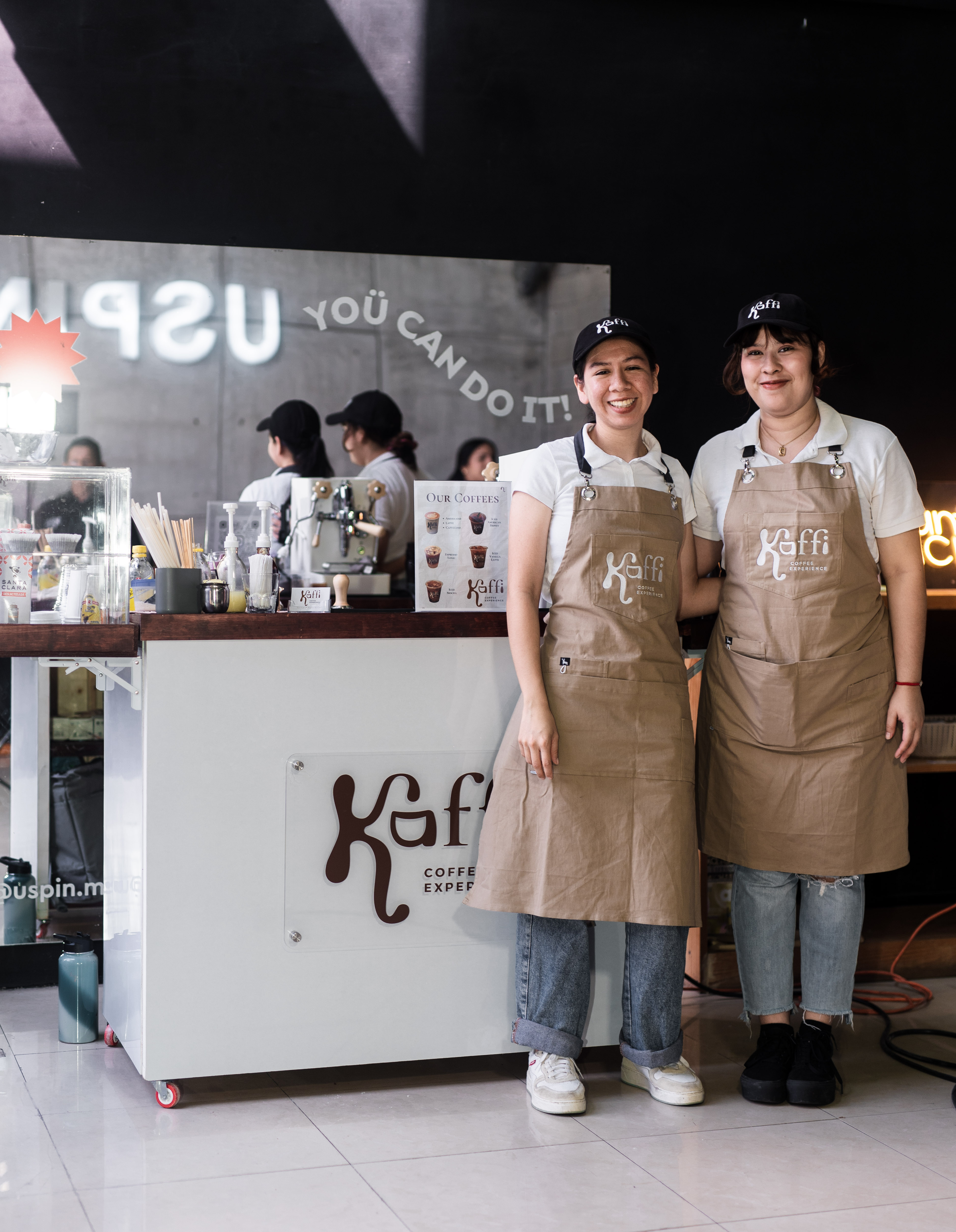 Baristas de Kaffi Coffee Experience junto a la barra móvil